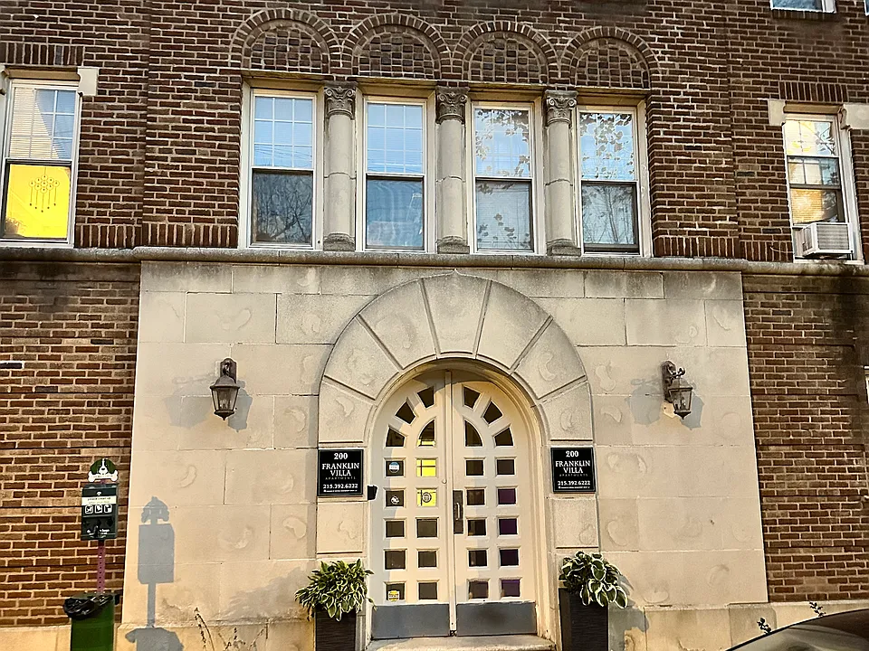 200-207 W Sedgwick St #300