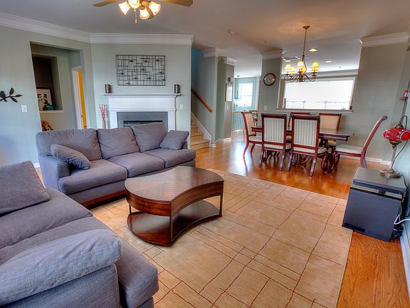 Great Room w/cozy fireplace