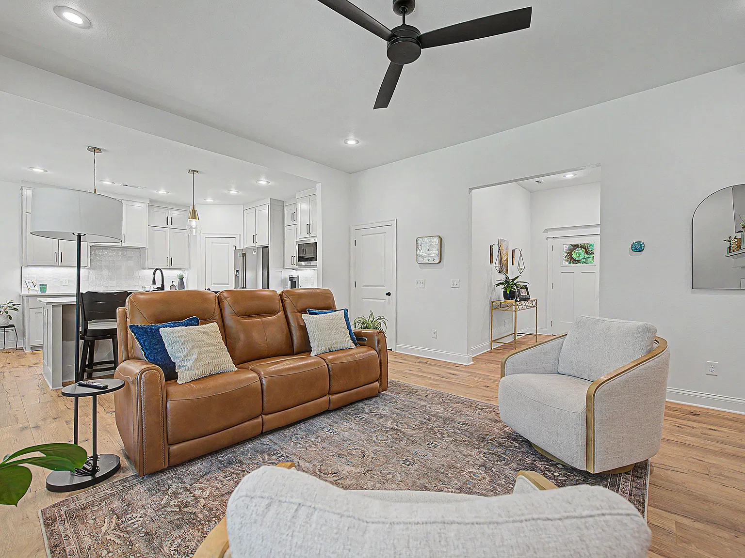 2 bed, 1950 sqft, $2,300 — Photo 4