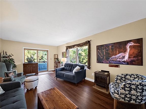 3rd image of 2056 Sackett Rd