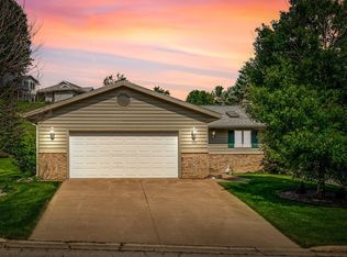 308 Regent Dr, La Crescent, MN 55947