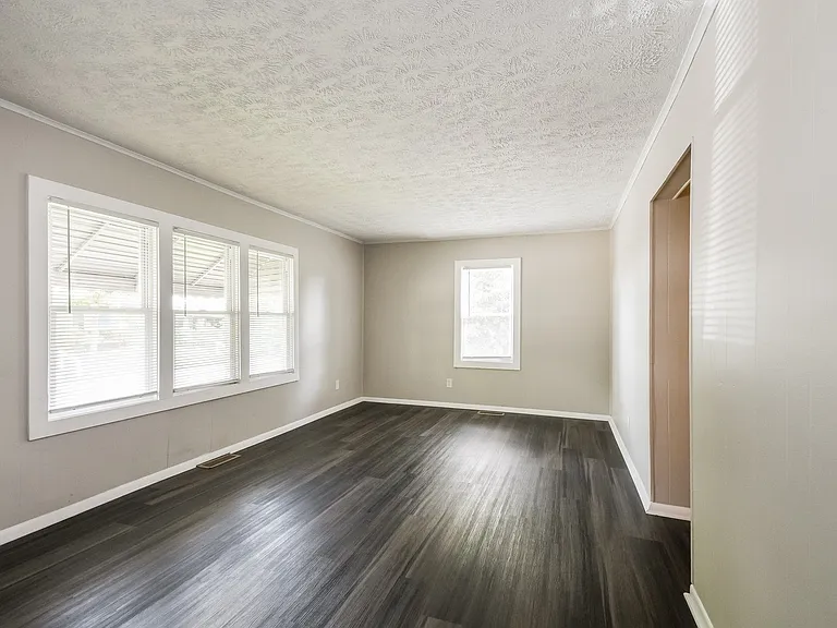 1525257_021_living_room_12991453.jpg