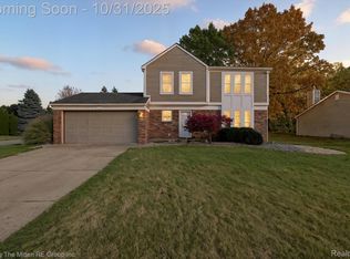 390 Arlington Dr, Rochester Hills, MI 48307
