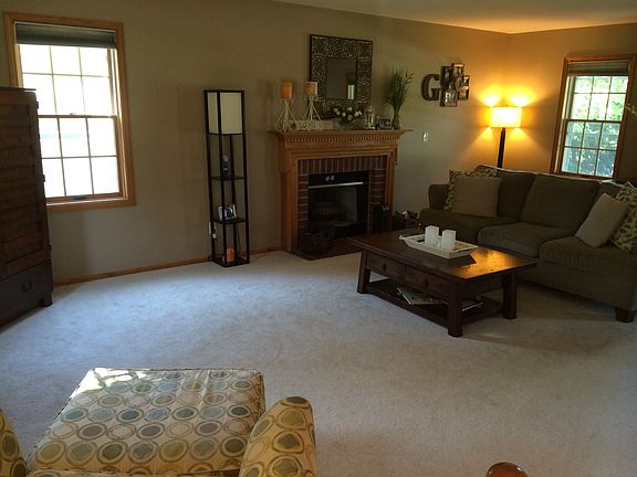 Family room w/fireplace