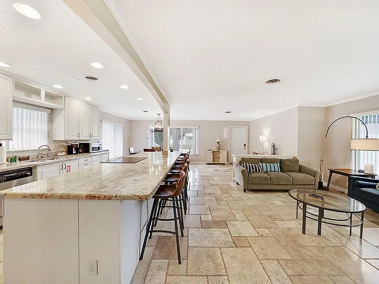 332 NW 26th Ct — Photo 18