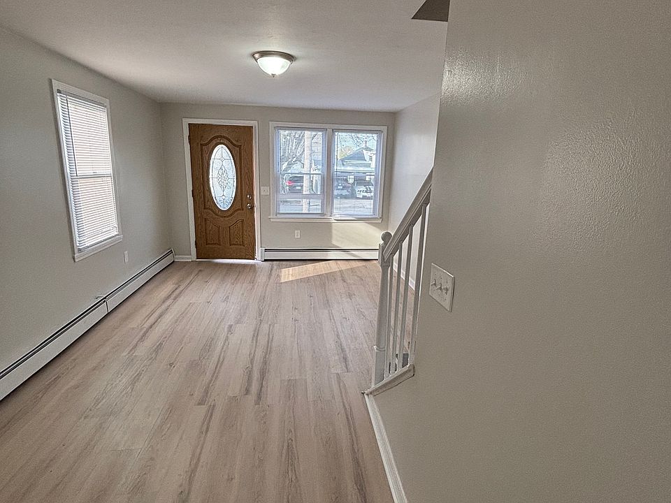 1st image of 140 Moorefield St #R