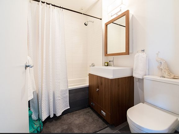 4th image of 490 Sterling Pl