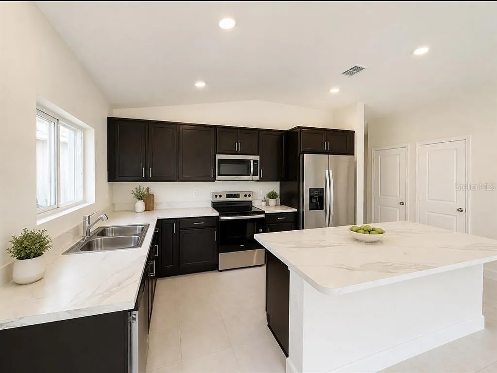4 bed, 2.0 bath, 1707 sqft, $2,295 — Photo 2