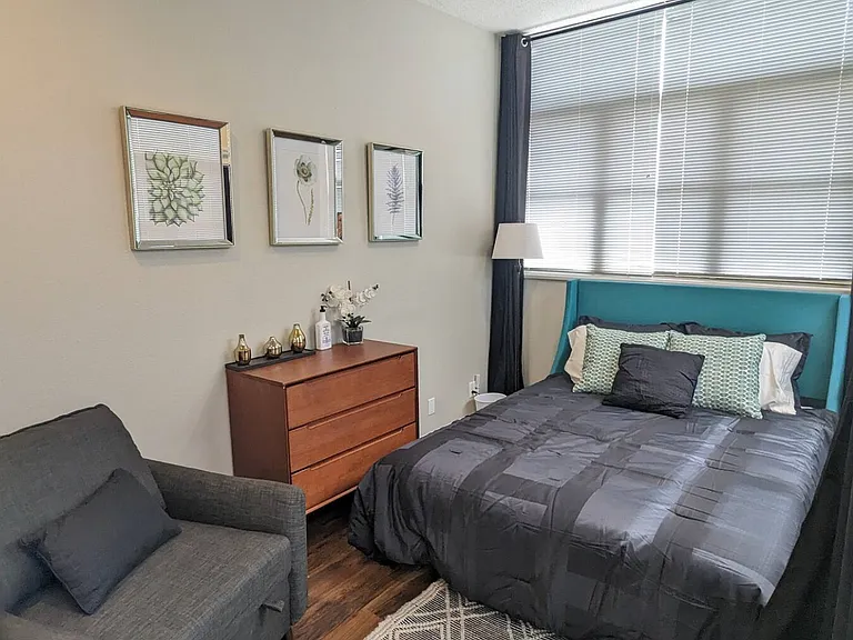 Fifth Avenue Apartments — Photo 13