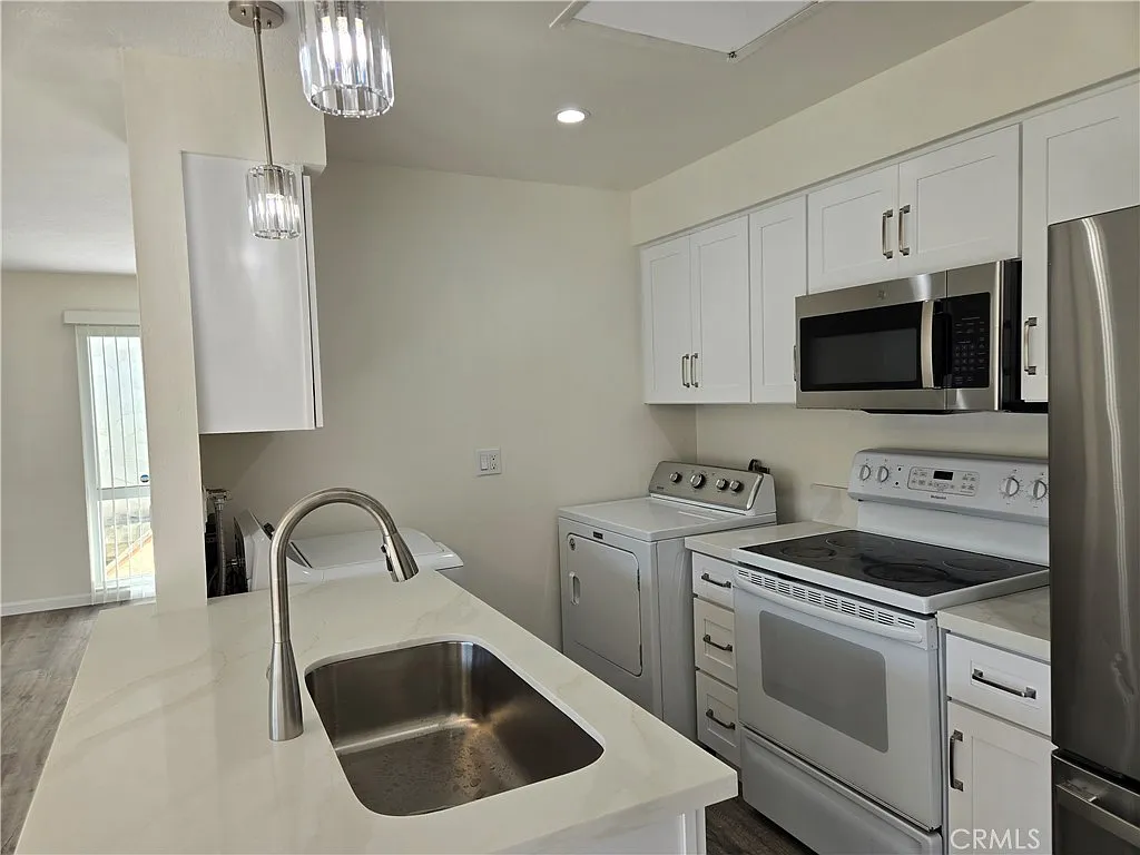 2 bed, 1035 sqft, $3,450 — Photo 4
