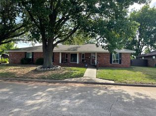 302 SW 11th St, Lindsay, OK 73052
