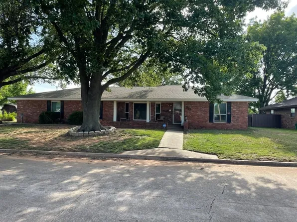 302 SW 11th St, Lindsay, OK 73052