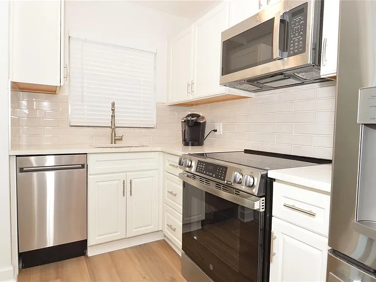4700 Cove Cir #107 — Photo 22