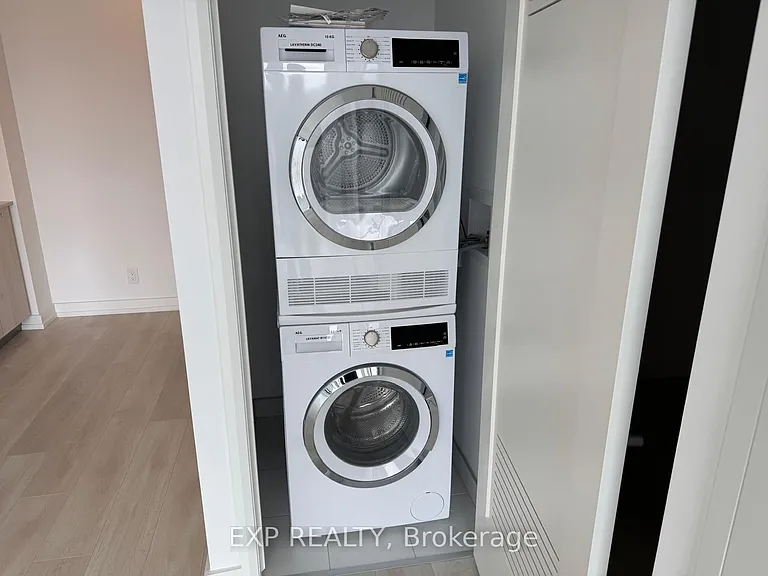 75 James St S #2513 — Photo 32