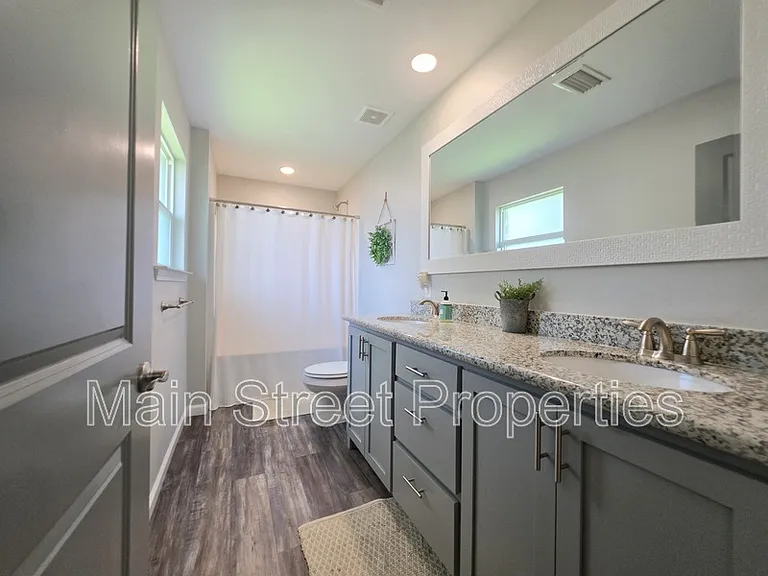 5565 Riviera Dr — Photo 12