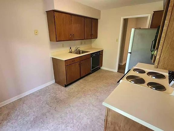 5th image of 300 Chapel Ct Unit 323