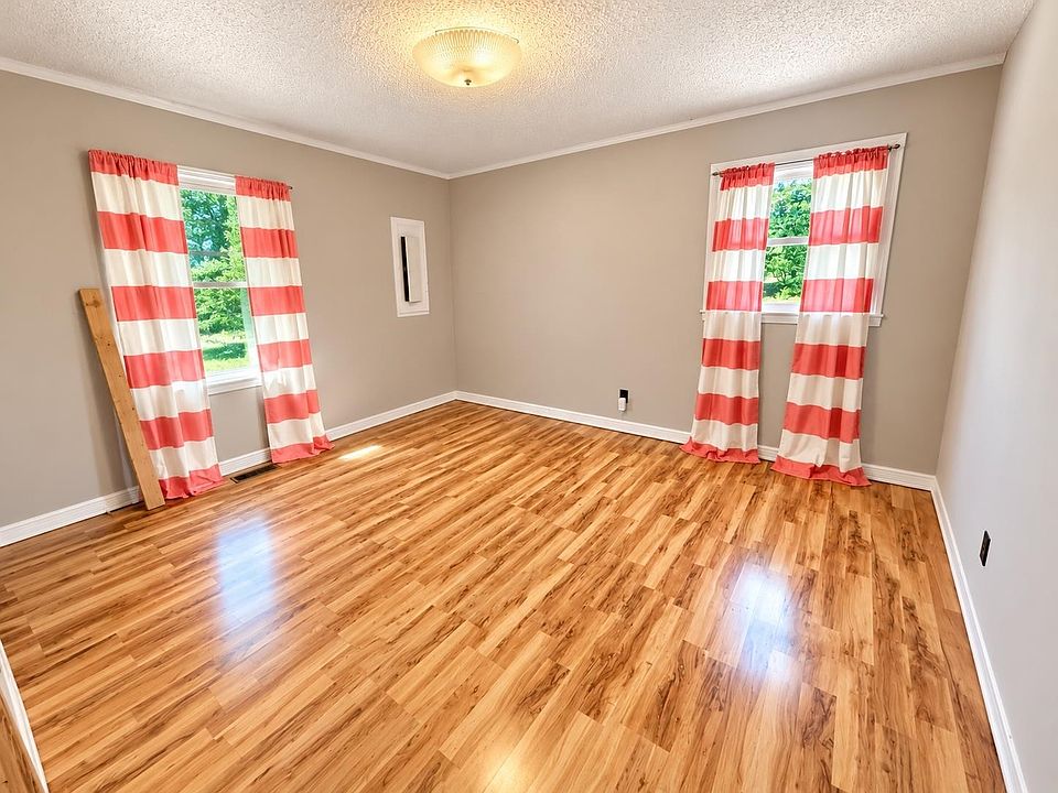 10th image of 305 3rd Ave S