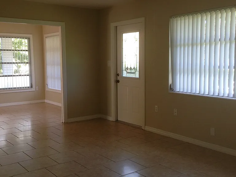 2462 Hyde Park St — Photo 3