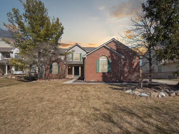 2086 Cliffside Dr, Wixom, MI 48393
