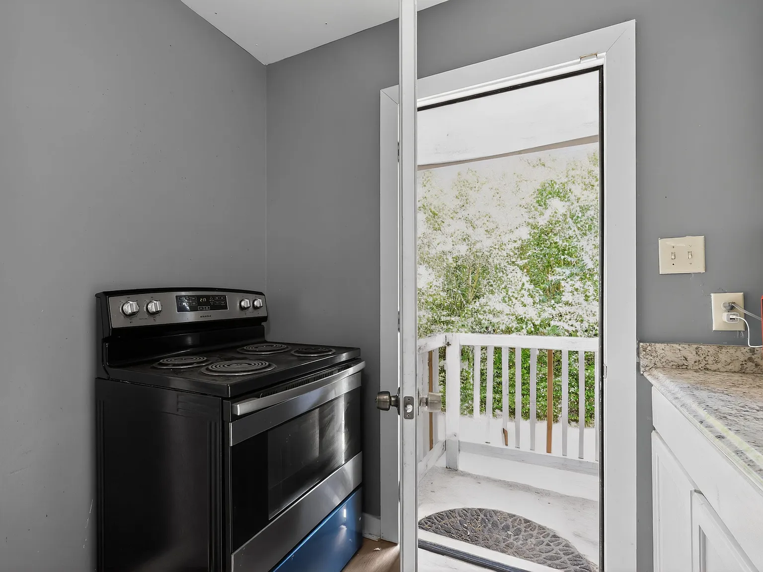3 bed, 1.0 bath, 1000 sqft, $706 — Photo 4