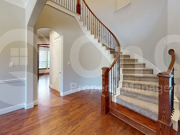 901 Colby Dr — Photo 7