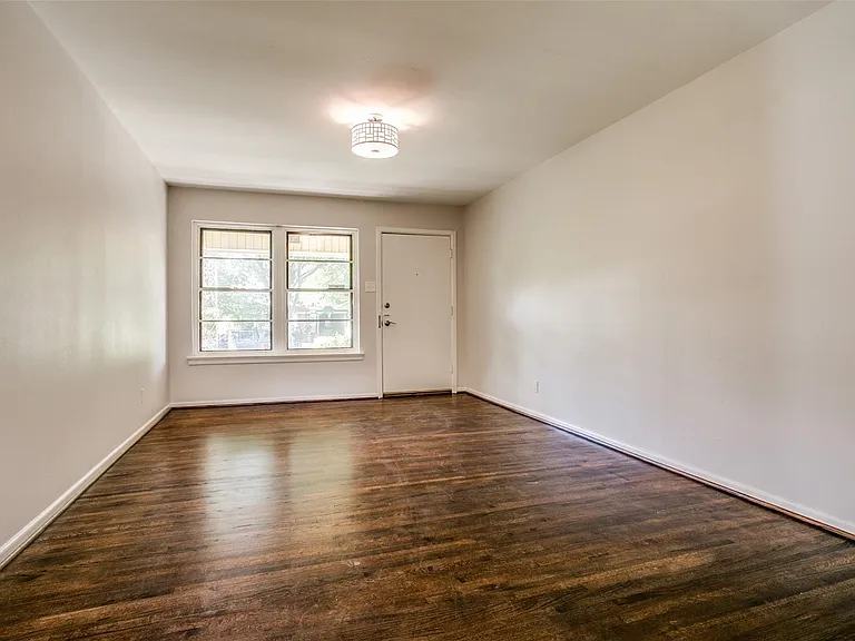 3133 San Paula Ave — Photo 2