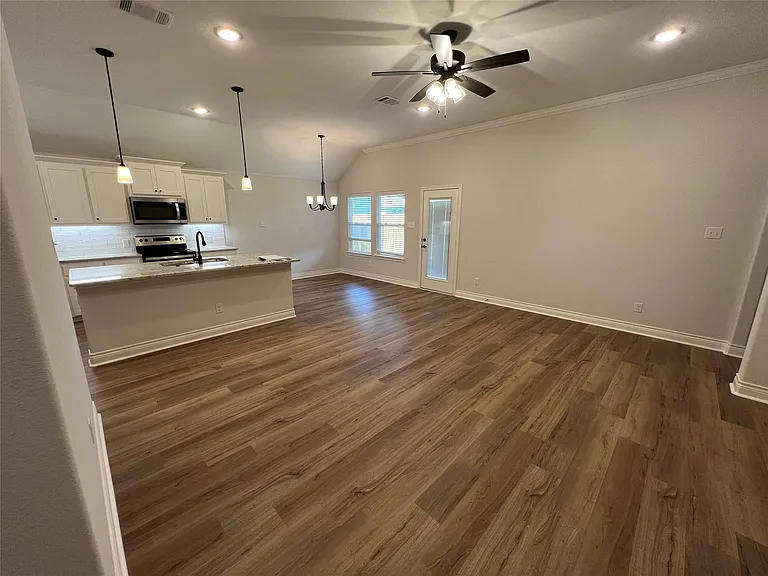 708 Tippit Ln — Photo 4