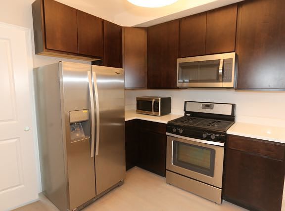 2nd image of 3753 N Leavitt St #2