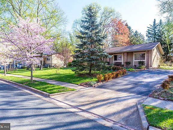 4th image of 1006 Charlton Pl