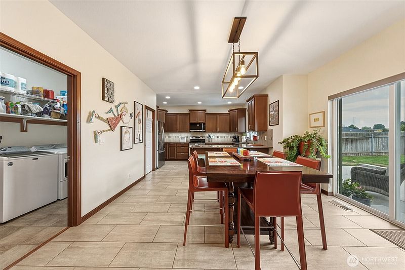4th image of 119 Chapelwood Avenue