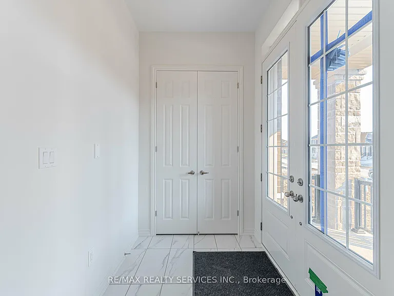 7 Sandhill Cres N — Photo 5
