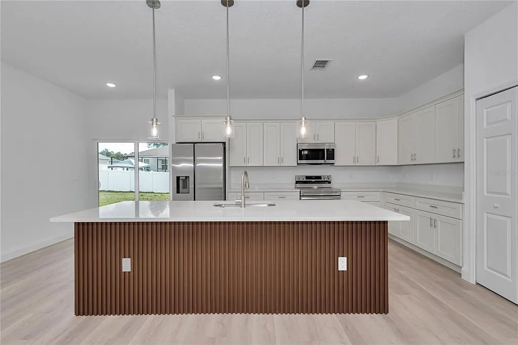 4 bed, 2.5 bath, 1816 sqft, $2,100 — Photo 2
