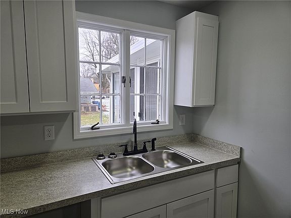 4th image of 504 E Herrick Ave