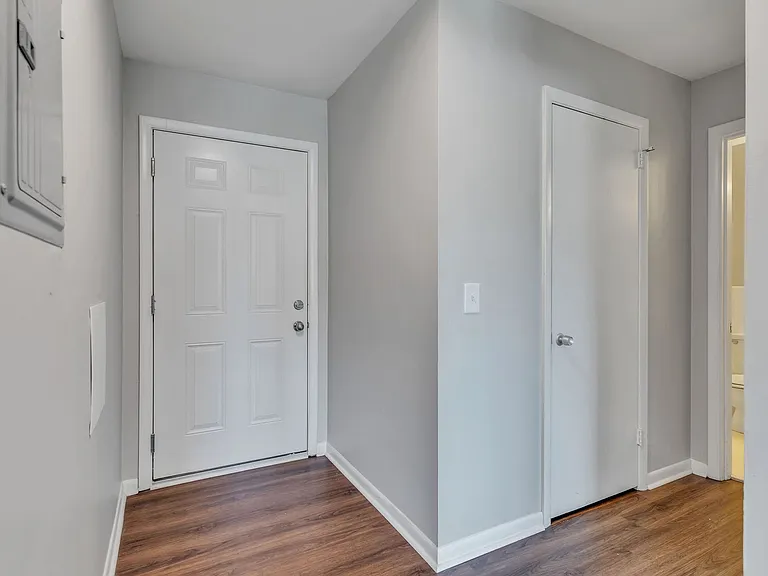 Executive House Apartments — Photo 42