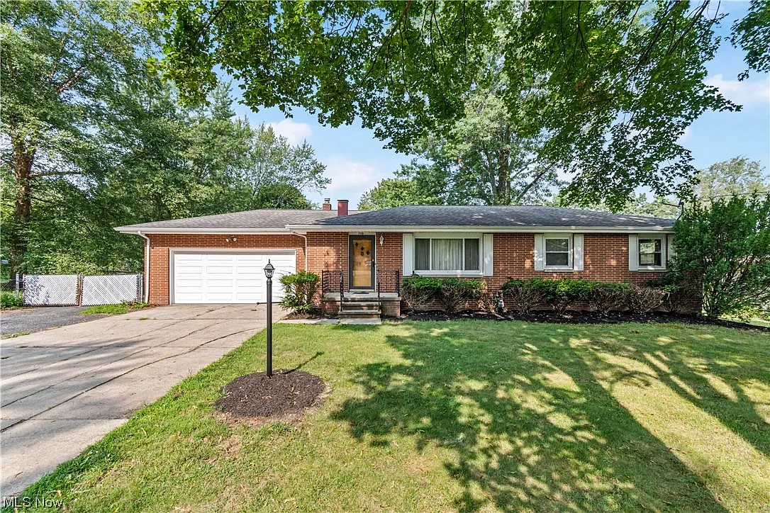 750 Westview Dr photo 1