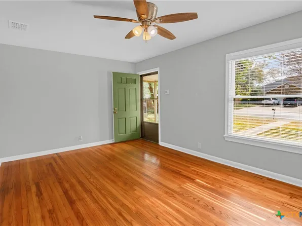 960 E Mountain St, Seguin, TX 78155