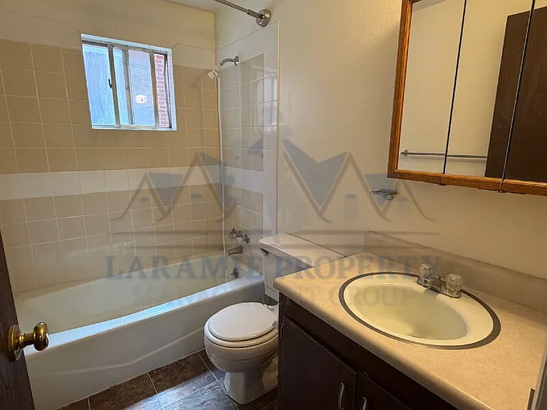 710 Downey St #18 — Photo 12