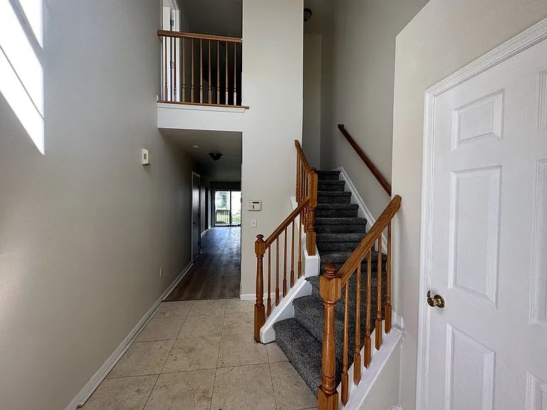 52 Victoria Dr — Photo 2