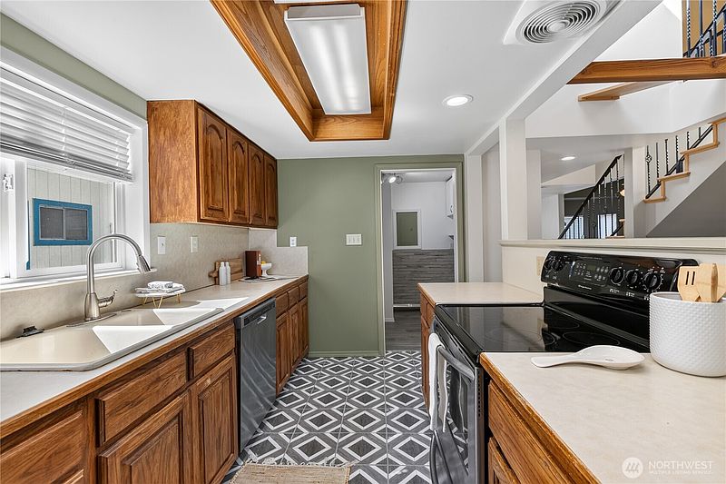 4th image of 2932 E Fir Street
