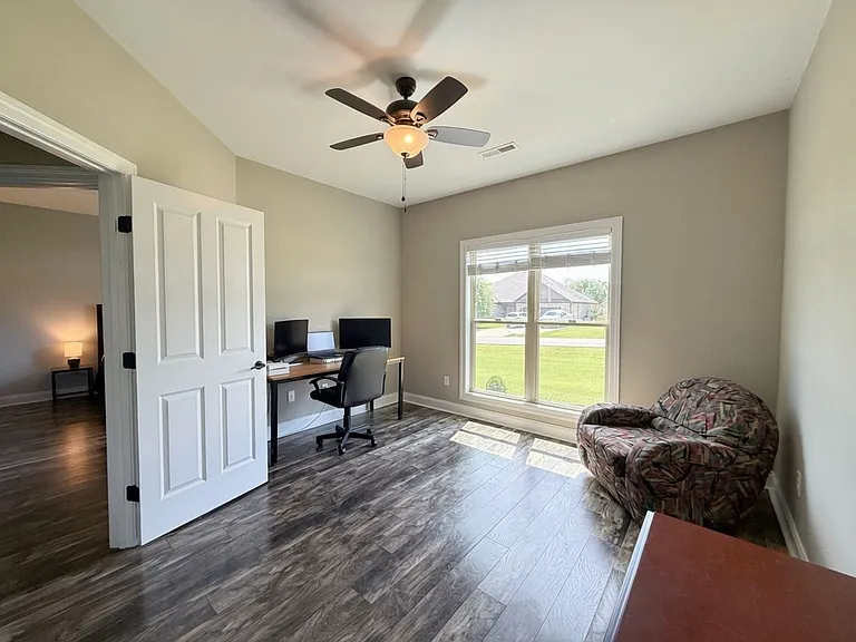 5005 Rainier Dr — Photo 8