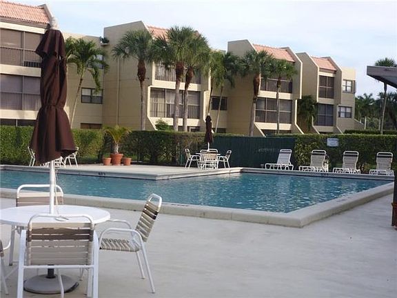 5th image of 220 Lakeview Dr #3