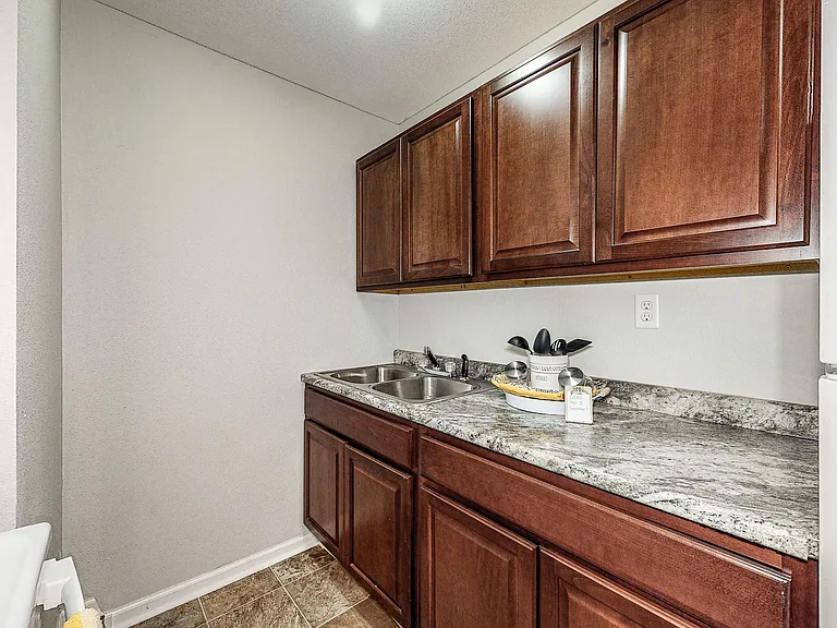 2519 Clarkson Ave — Photo 7