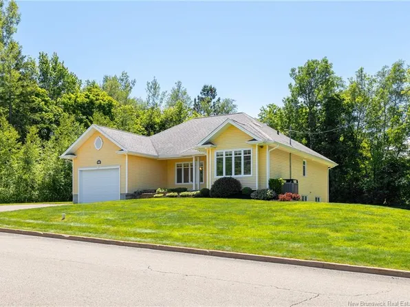 86 Greenwich Dr, Moncton, NB E1A 7B1