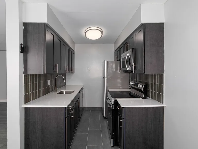 Ashley Court Apartments — Photo 9