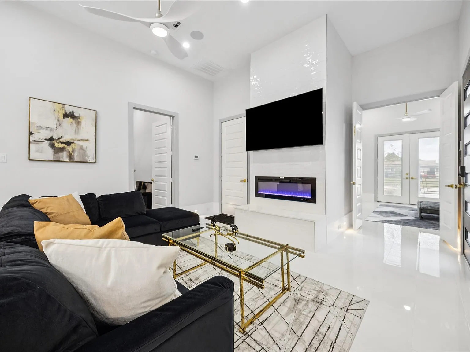 3 bed, 2.0 bath, 1732 sqft, $5,500 — Photo 2