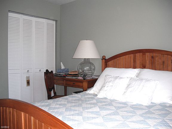 bedroom accomodates queen plus bed