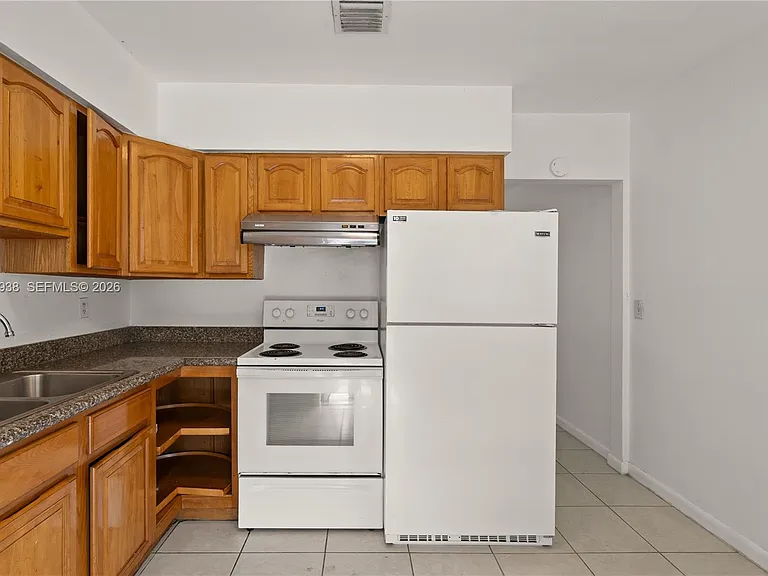 501 SW 9th St #1-2 — Photo 3