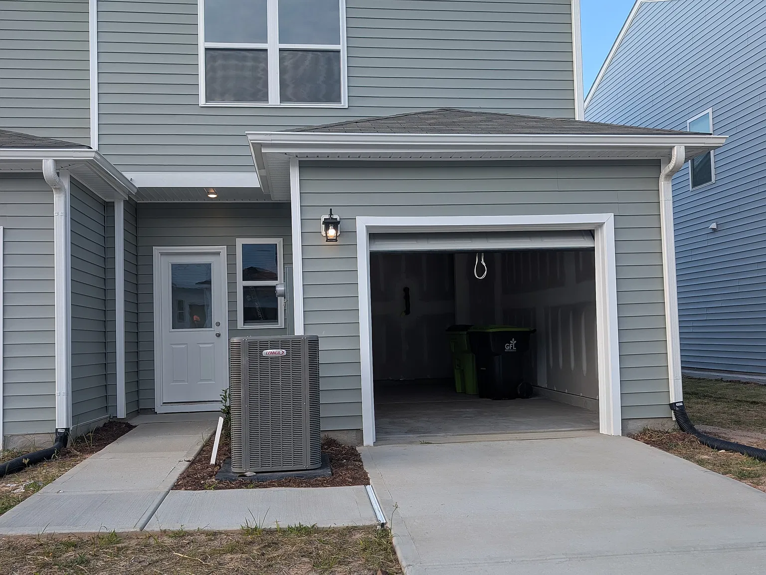 3 bed, 2.5 bath, 1600 sqft, $2,060 — Photo 2