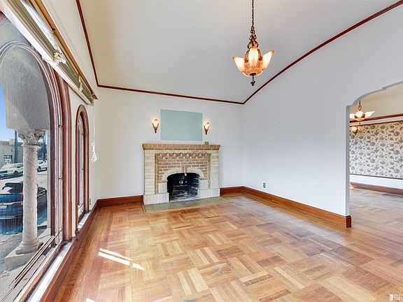 4th image of 115 Maple Ave
