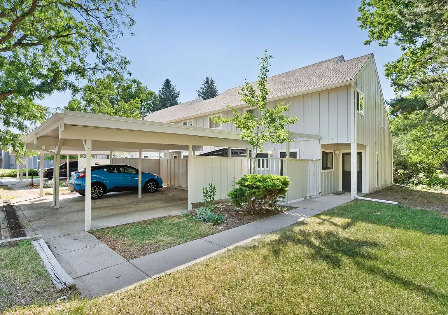 Updated 3-Bedroom End-Unit Townhome in Scotch Pines Condos — Photo 1